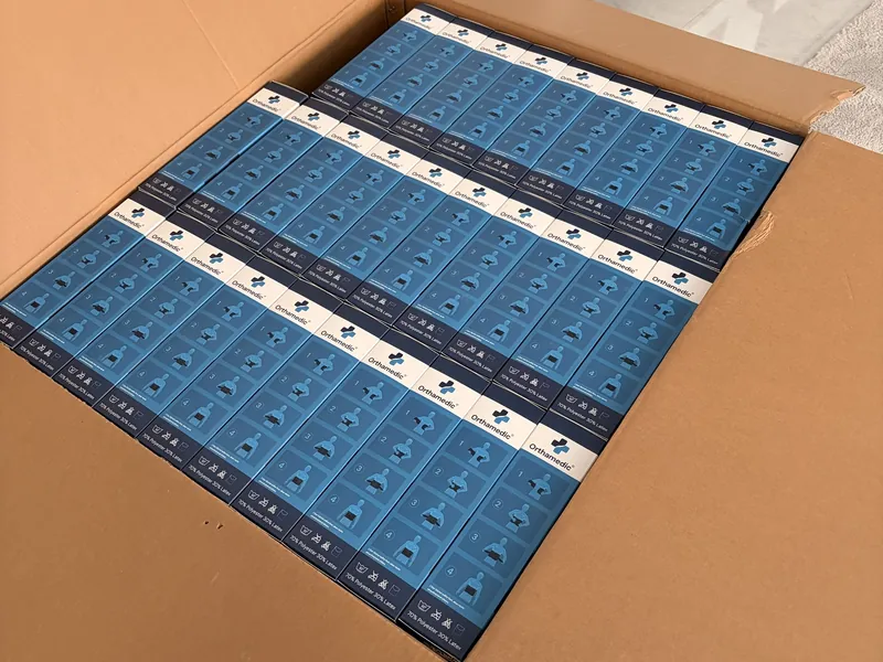 Blick in einen geöffneten Karton mit dutzenden Orthamedic-Verpackungen