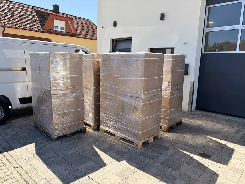 Unsere erste Lieferung vor der Haustür: Paletten voller Orthamedic-Kartons