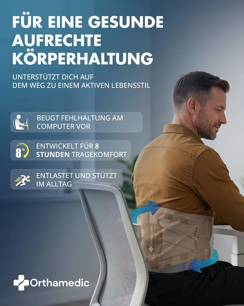 Mann sitzt am Schreibtisch und trägt den Rückenstützgürtel über dem Hemd